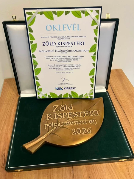 A Zöld Kispestért díj oklevele és plakettje díszdobozban