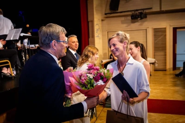 Gratuláció és virágcsokor átadása a kispesti ünnepségen