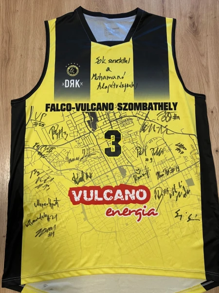 A Falco-Vulcano Szombathely játékosai által aláírt sárga-fekete mez, rajta a felirat: Sok szeretettel a Mohamanó Alapítványnak!